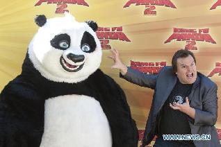 US actor Jack Black poses with 'Po', the character he voices in 'Kung Fu Panda 2', during the promotion of the movie at Madrid's Zoo in Madrid, capital of Spain, June 10, 2011. (Xinhua/Eduardo Dieguez)